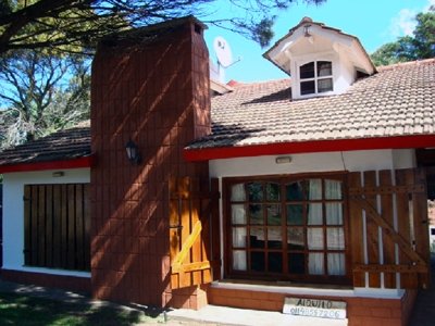 Casa en alquiler en Valeria del Mar. 4 ambientes, 3 baños y capacidad de 4 a 8 personas. A 50 m de la playa