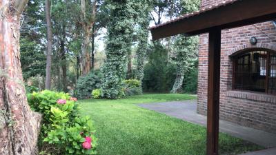 Chalet en alquiler en Valeria del Mar. 5 ambientes, 1 Baño Completo en Planta Alta y 1 Toilete en Planta Baja baño y capacidad de 2 a 8 personas. 