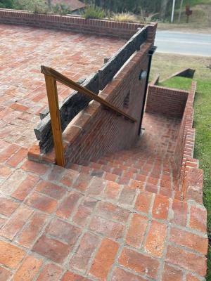 Chalet en alquiler en Valeria del Mar. 5 ambientes, 1 Baño Completo en Planta Alta y 1 Toilete en Planta Baja baño y capacidad de 2 a 8 personas. 