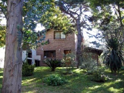 Chalet en alquiler en Valeria del Mar. 5 ambientes, 1 Baño Completo en Planta Alta y 1 Toilete en Planta Baja baño y capacidad de 2 a 8 personas. 