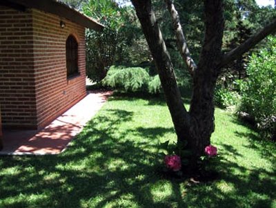 Chalet en alquiler en Valeria del Mar. 5 ambientes, 1 Baño Completo en Planta Alta y 1 Toilete en Planta Baja baño y capacidad de 2 a 8 personas. 