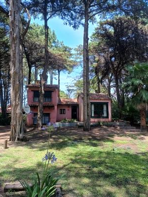 Casa en alquiler en Valeria del Mar. 4 ambientes, 2 baños y capacidad de 4 a 6 personas.