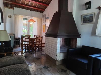 Casa en alquiler en Valeria del Mar. 4 ambientes, 2 baños y capacidad de 4 a 6 personas.