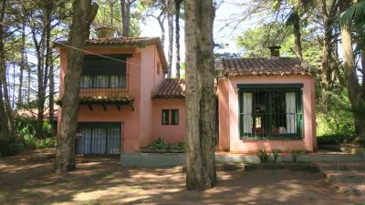 Casa en alquiler en Valeria del Mar. 4 ambientes, 2 baños y capacidad de 4 a 6 personas.