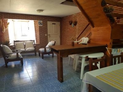 Casa en alquiler en Valeria del Mar. 3 ambientes, 1 baño y capacidad de 1 a 6 personas. A 100 m de la playa
