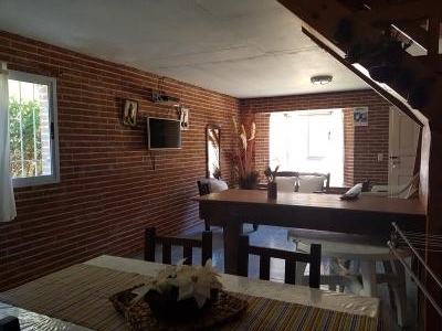 Casa en alquiler en Valeria del Mar. 3 ambientes, 1 baño y capacidad de 1 a 6 personas. A 100 m de la playa