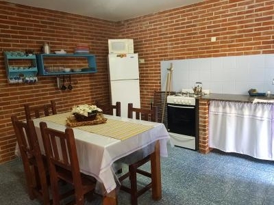 Casa en alquiler en Valeria del Mar. 3 ambientes, 1 baño y capacidad de 1 a 6 personas. A 100 m de la playa
