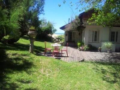 Complejo de Duplex en alquiler en Valeria del Mar. 3 ambientes, 2 baños y capacidad de 4 a 6 personas. Tour virtual 360. A menos de 50 m de la playa