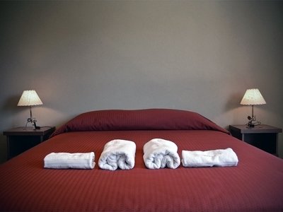 Dptos con servicios en alquiler en Valeria del Mar. 2 ambientes, 1 baño y capacidad de 2 a 4 personas. A 150 m de la playa