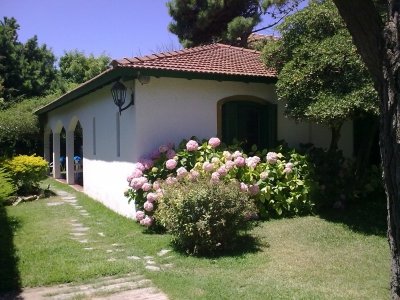 Chalet en alquiler en Valeria del Mar. 4 ambientes, 3 baños y capacidad de 3 a 7 personas. 