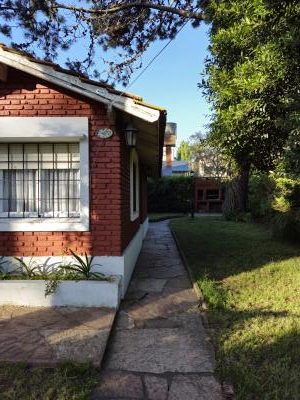 Casa en alquiler en Valeria del Mar. 3 ambientes, 2 baños y capacidad de 4 a 6 personas. 