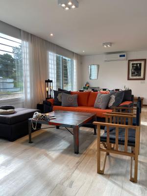Casa en alquiler en Valeria del Mar. 4 ambientes, 3 baños y capacidad 6 personas. 