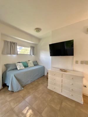 Departamento en alquiler en Valeria del Mar. 2 ambientes y monoambiente ambientes, 1 baño y capacidad de 1 a 4 personas. 
