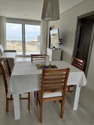 Departamento en alquiler en Valeria del Mar. 2 ambientes, 2 baños y capacidad de 2 a 4 personas. 