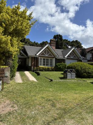 Casa en alquiler en Valeria del Mar. 4 ambientes, 3 baños y capacidad de 4 a 7 personas. 