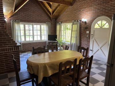 Casa en alquiler en Valeria del Mar. 4 ambientes, 3 baños y capacidad de 4 a 7 personas. 