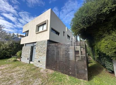 Departamentos en alquiler en Valeria del Mar. 3 ambientes, 2 baños y capacidad de 2 a 4 personas. 