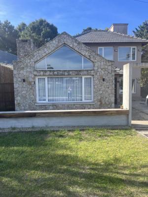 Casa en alquiler en Valeria del Mar. 4 ambientes, 2 baños y capacidad de 5 a 7 personas. 