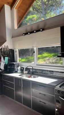 Casa en alquiler en Valeria del Mar. 4 ambientes, 2 baños y capacidad de 5 a 7 personas. 