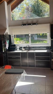 Casa en alquiler en Valeria del Mar. 4 ambientes, 2 baños y capacidad de 5 a 7 personas. 