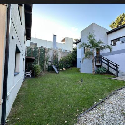 Complejo de Duplex en alquiler en Valeria del Mar. 3 ambientes, 2 baños y capacidad de 1 a 6 personas. 