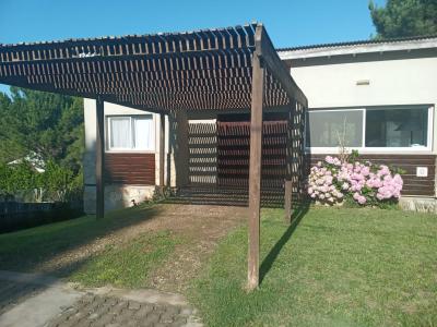 Casa en alquiler en Valeria del Mar. 5 ambientes, 3 baños y capacidad de 3 a 7 personas. 