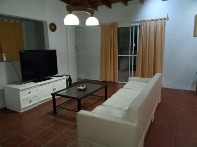 Casa en alquiler en Valeria del Mar. 5 ambientes, 3 baños y capacidad de 3 a 7 personas. 