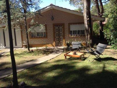 Casa en alquiler en Valeria del Mar. 4 ambientes, 1 baño y capacidad 6 personas. 