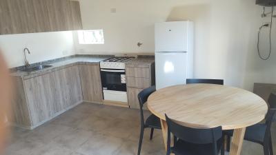 Cabaña en alquiler en Valeria del Mar. 2 ambientes, 1 baño y capacidad de 1 a 4 personas. 