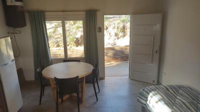Cabaña en alquiler en Valeria del Mar. 2 ambientes, 1 baño y capacidad de 1 a 4 personas. 